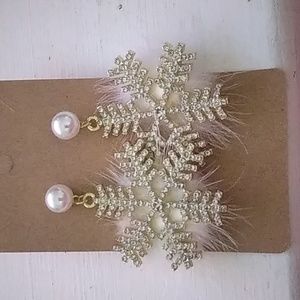 Snow flake ear rings brand new!